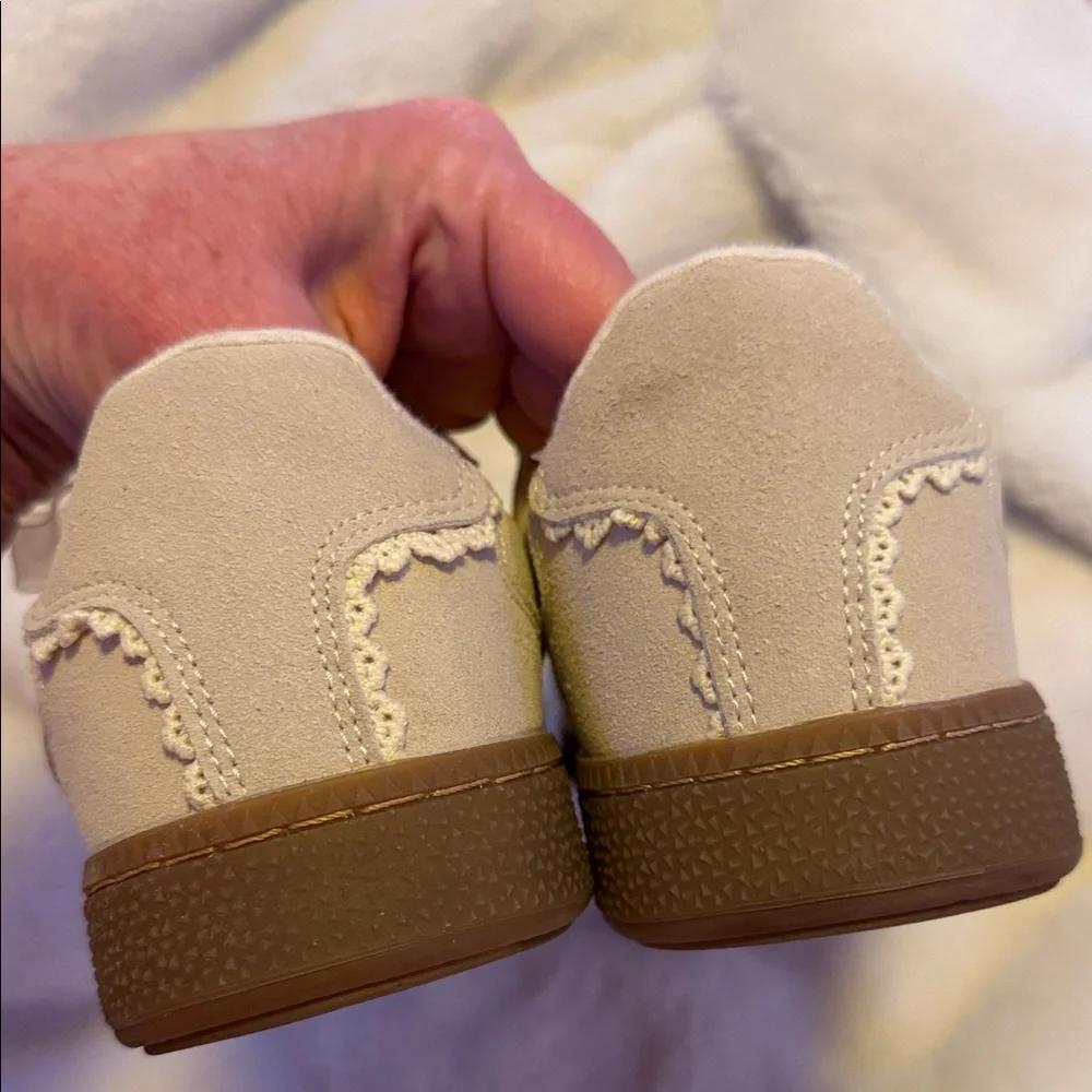 Cushion Walk Women's Elegant Cream Sneakers - Picture 3 of 8